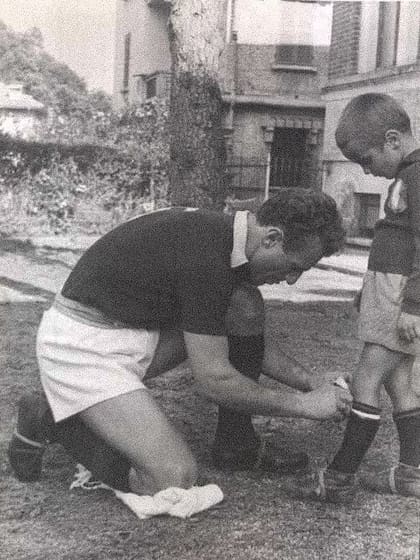 Valentino Mazzola le ata los cordones a un pequeño Sandro; su padre, jugador de un inolvidable equipo de Torino, murió en la tragedia de Superga, en 1949, cuando se estrelló el avión que trasladaba al plantel turinés