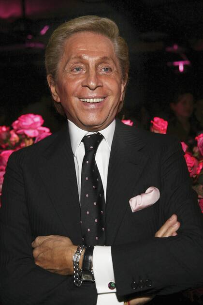 Valentino, nacido en Voghera, provincia de Pavía (lombardía) en 1932, no fue solo un diseñador; fue el arquitecto de un canon fashion con vocación de eternidad