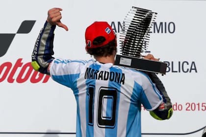Valentino Rossi ganó en 2015 el GP de la República Argentina y se puso la camiseta de Maradona