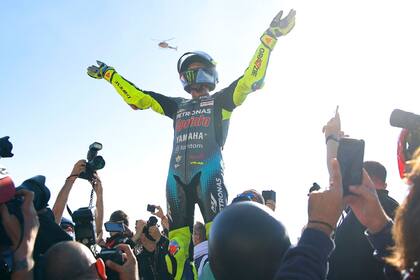 Valentino Rossi saluda a la multitud; se retiró el mejor motociclista de todos los tiempos