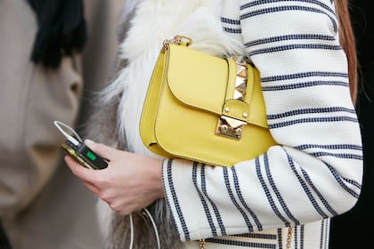 Valentino también se enamoró del amarillo y lo aplicó sobre sus icónicas carteras
