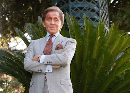 Valentino y su socio Giancarlo Giammetti vendieron la empresa a Gianni Agnelli en 1998 por una suma de 300 millones de dólares