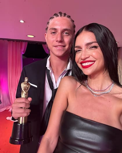 Valentino y Zaira posan con el galardón en mano