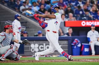 Valenzuela conecta hit ganador y Azulejos anotan dos en la novena para vencer 3-2 a Filis