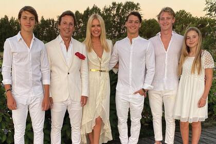 La típica postal de Año Nuevo: Valeria junto a Alejandro y sus hijos Benicio (16), Tiziano (18), Balthazar (21) y Taína (12)