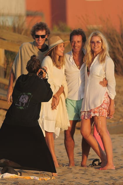 Vale y Alejandro se sacan una foto junto a sus amigos Cris y Lola Ustariz.