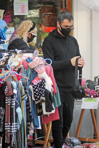 El miércoles 21 de octubre llegaron a Punta del Este y, después de hacer la correspondiente cuarentena, salieron a pasear por la zona de la Península, donde fueron sorprendidos mientras recorrían abrazados las tiendas del lugar.