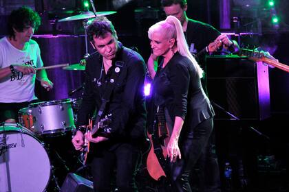 La cantante y su guitarrista muy compinches, juntos en el escenario
