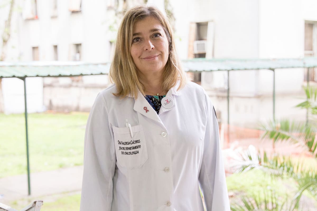 Valeria Cáceres, directora del Área Médica del Instituto Ángel Roffo, destaca uno de los trabajos presentados durante el último encuentro anual, con sede en Chicago