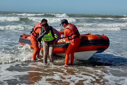 Valeria del Mar: un kayakista fue rescatado luego de sufrir una emergencia y no poder volver a la orilla.