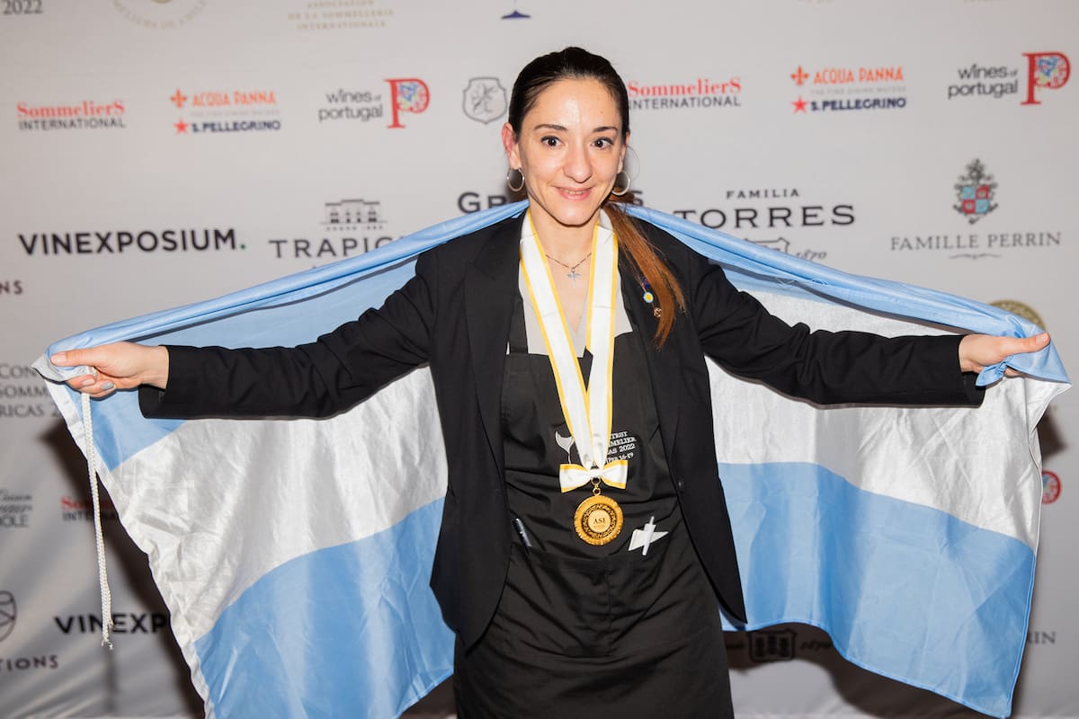 Valeria Gamper, enfundada en la bandera argentina durante la ceremonia de premiación de ASI, el 19 de febrero de 2022.
