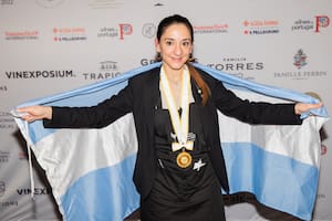 Valeria Gamper, enfundada en la bandera argentina durante la ceremonia de premiación de ASI, el 19 de febrero de 2022.