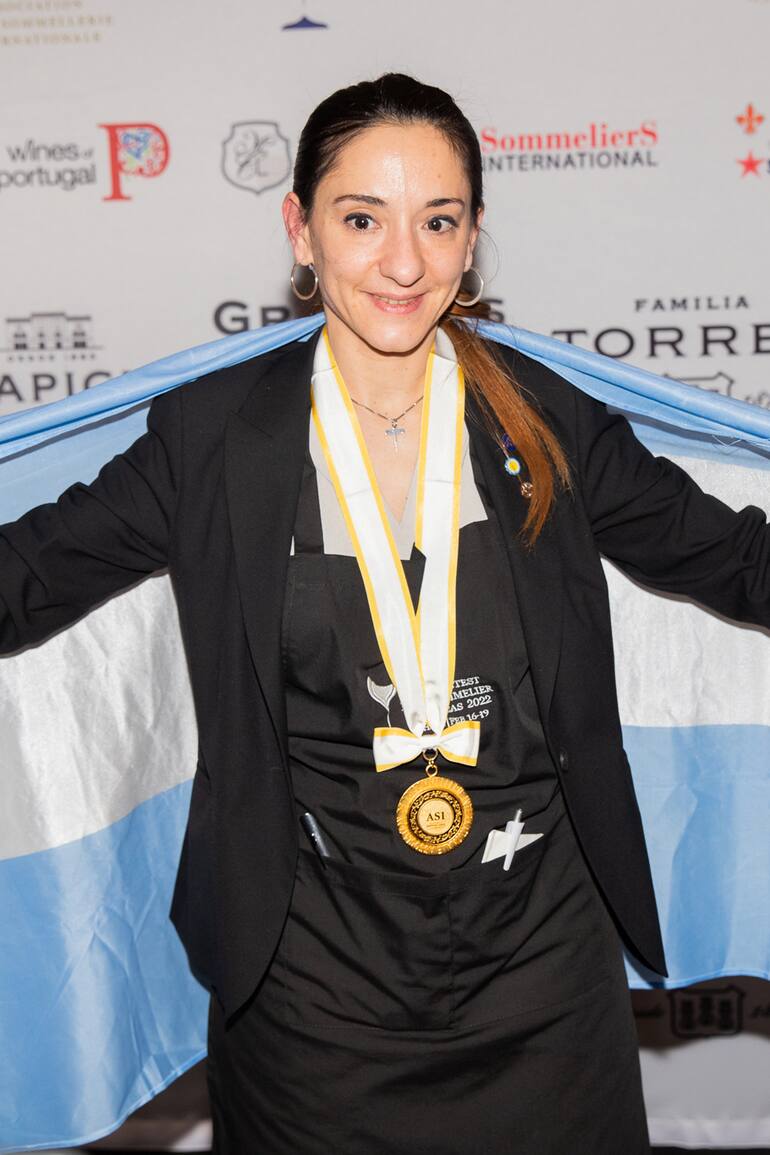 Valeria Gamper, enfundada en la bandera argentina durante la ceremonia de premiación de ASI, el 19 de febrero de 2022.