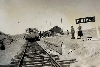 Valeria Guerrero en la estación de tren de Pinamar, un logro para la ciudad que ella misma ayudó a realizar