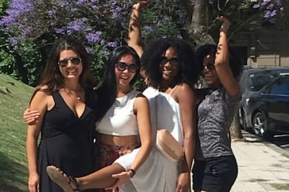 Valeria, junto a amigas que vinieron de visita a la Argentina.