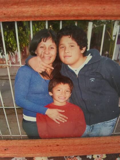 Valeria junto a sus hijos Bruno y Guido, hoy mayores de edad
