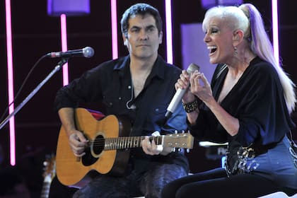 Valeria Lynch brindó un espectáculo de streaming y lo grabó con un público reducido y con su pareja, Mariano Martínez, como invitado