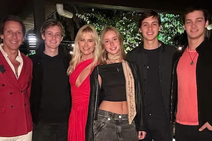 Valeria Mazza, junto a su familia, en una producción de fotos que hizo Benicio