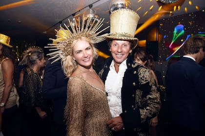 Valeria Mazza junto a su marido Alejandro Gravier en la "golden party" que organizó en Paraná para celebrar sus 50 años