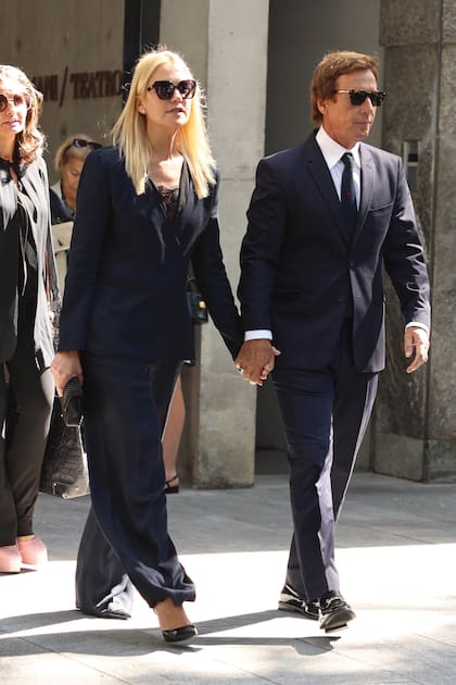 Valeria Mazza, quien fuera una de las musas del modisto, sale del Teatro Armani de la mano de su marido, Alejandro Gravier