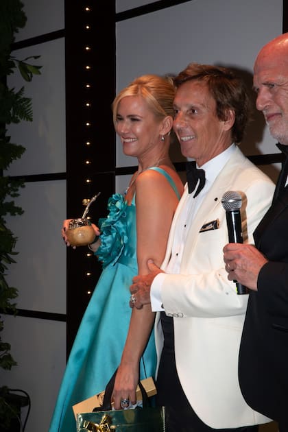 Valeria Mazza recibió un set de mate por su trabajo de parte de Manuel Rocca Rivarola, director del área pediatrica del Hospital Austral, que fue el pediatra de sus hijos.