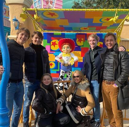 Valeria Mazza se divirtió en Disney junto a su marido y sus hijos