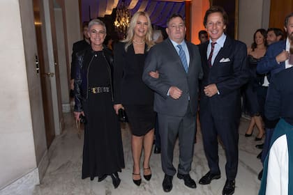 Valeria Mazza, su hermana Carolina y Alejandro Gravier dijeron presente para acompañar a su amigo Alejandro Macfarlane, presidente de la Fundación Hospital de Clínicas