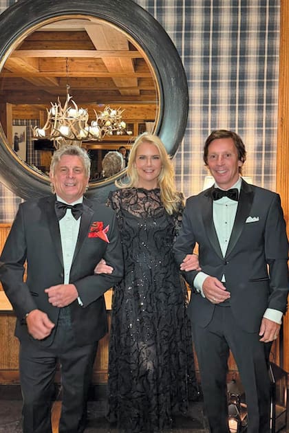 Valeria Mazza y Alejandro Gravier, elegantísimos, le desearon a su gran amigo lo mejor. La top model eligió un vestido de encaje bordado
