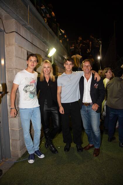 Valeria Mazza y Alejandro Gravier junto a sus hijos Tiziano y Benicio Gravier, quienes también desfilaron para la marca.