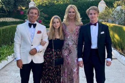 Valeria Mazza y parte de su familia, este verano en Marbella; ahora buscarán un hogar fijo en Madrid por el nuevo proyecto de Balthazar, el hijo mayor de la modelo