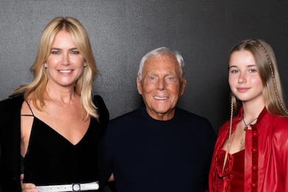 Valeria Mazza y Taina Gravier junto a Giorgio Armani