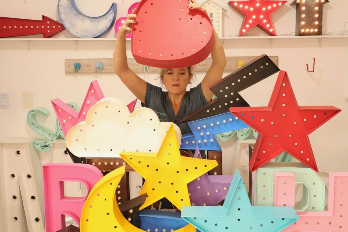 Valeria Petrone (45) estudió Bellas Artes y fotografía. Se dedica desde hace años a realizar figuras con luz que logró posicionar y vender en locales de decoración de todo el país.