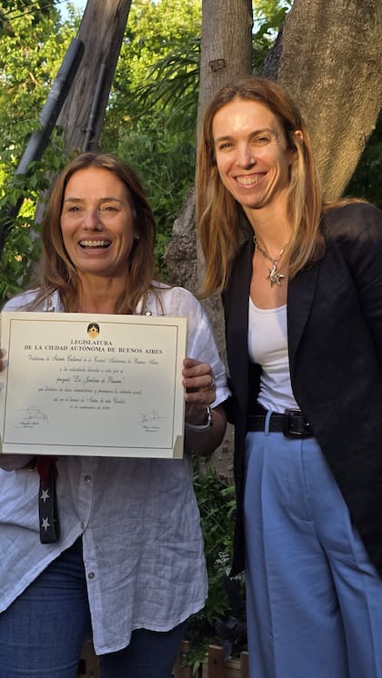 Valeria Voxaca y Manuela Thourte junto con el reconocimiento otorgado por la Legislatura Porteña a Jardines Pissarro