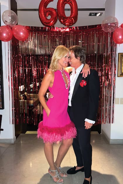 Valeria y Alejandro, felices en la fiesta que ella le organizó en Buenos Aires.
