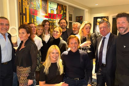 Valeria y Alejandro rodeados por sus amigos, entre los que estaban Jaime Martínez Bordiú y Marta Fernández, Marina Borensztein, Nicole Kempel, Carla Pereyra, Ignacio Maluquer (creador de Starlite), Imanol Arias, Paola García-Sanjuán, Alessandro Salem (chairman de Mediaset) y Cholo Simeone.