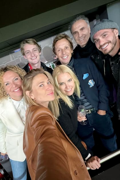 Valeria y Alejandro tienen muchísimos amigos en España. En la imagen se los ve alentando al Atlético de Madrid junto a Carla Pereyra, Natalia Simeone, su hijo Balthazar, Alejandro Gravier, Oscar y Stephan Ruggeri.