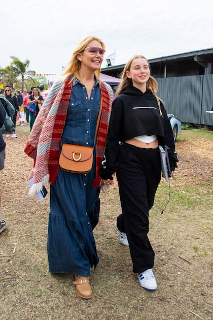 Valeria y Taína llegando a Warmichella.