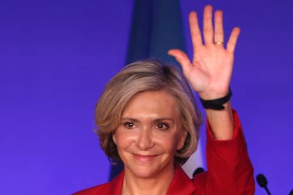 Valerie Pécresse saluda en la sede del conservador partido Los Republicanos después de ser elegida como la candida presidencial del partido, el sábado 4 de diciembre de 2021 en París. (AP Foto/Rafael Yaghobzadeh)