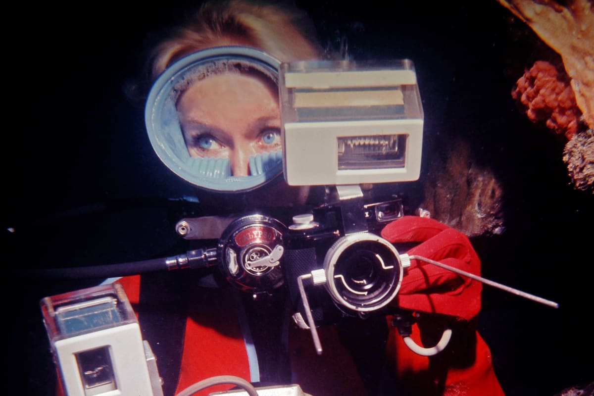 Valerie Taylor buceando con su cámara en 1970