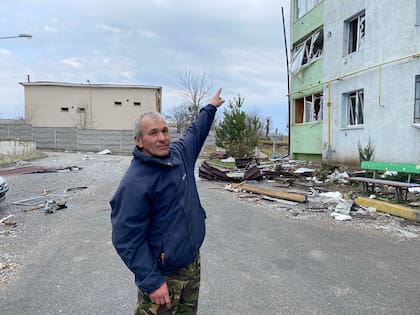 Valerii apunta con su dedo a la destrucción rusa visible en los edificios