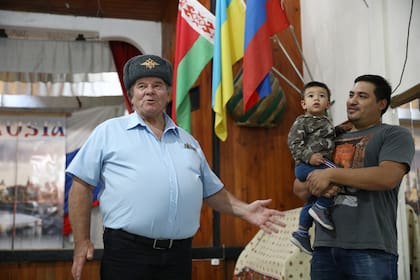 Valery Ieromin, presidente del club ruso Vladimiro Maiakovsky, con su yerno y su nieto