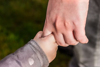 Validar las emociones de los hijos sin sobreprotegerlos les permite aprender a manejar sus sentimientos de manera saludable