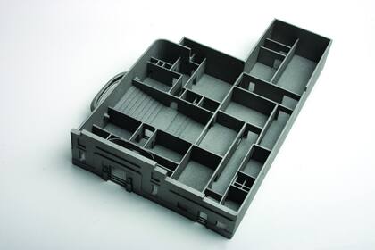 Valijita de exdirector de museo, 2003 Cartón y metal pintado 9 x 33 x 55