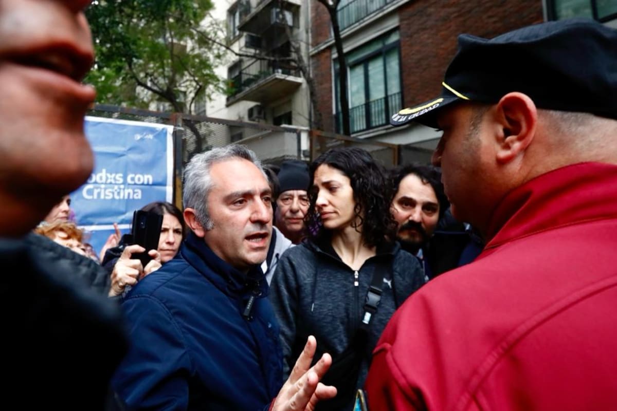 vallado en la puerta del departamento de la vice presidente Cristina Fernandez de Kirchner , llego el cuervo Larroque