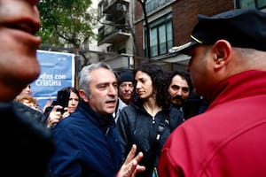 vallado en la puerta del departamento de la vice presidente Cristina Fernandez de Kirchner , llego el cuervo Larroque