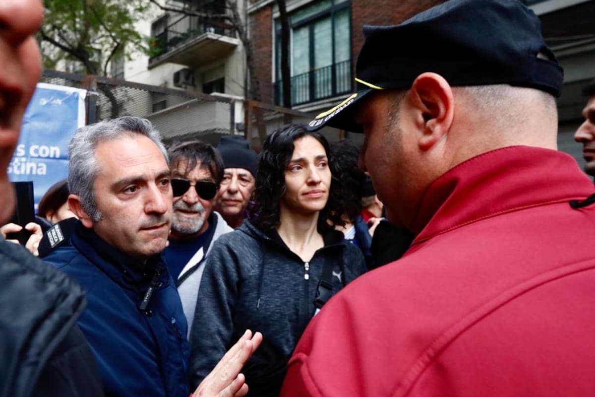 vallado en la puerta del departamento de la vice presidente Cristina Fernandez de Kirchner , llego el cuervo Larroque