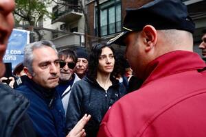 vallado en la puerta del departamento de la vice presidente Cristina Fernandez de Kirchner , llego el cuervo Larroque