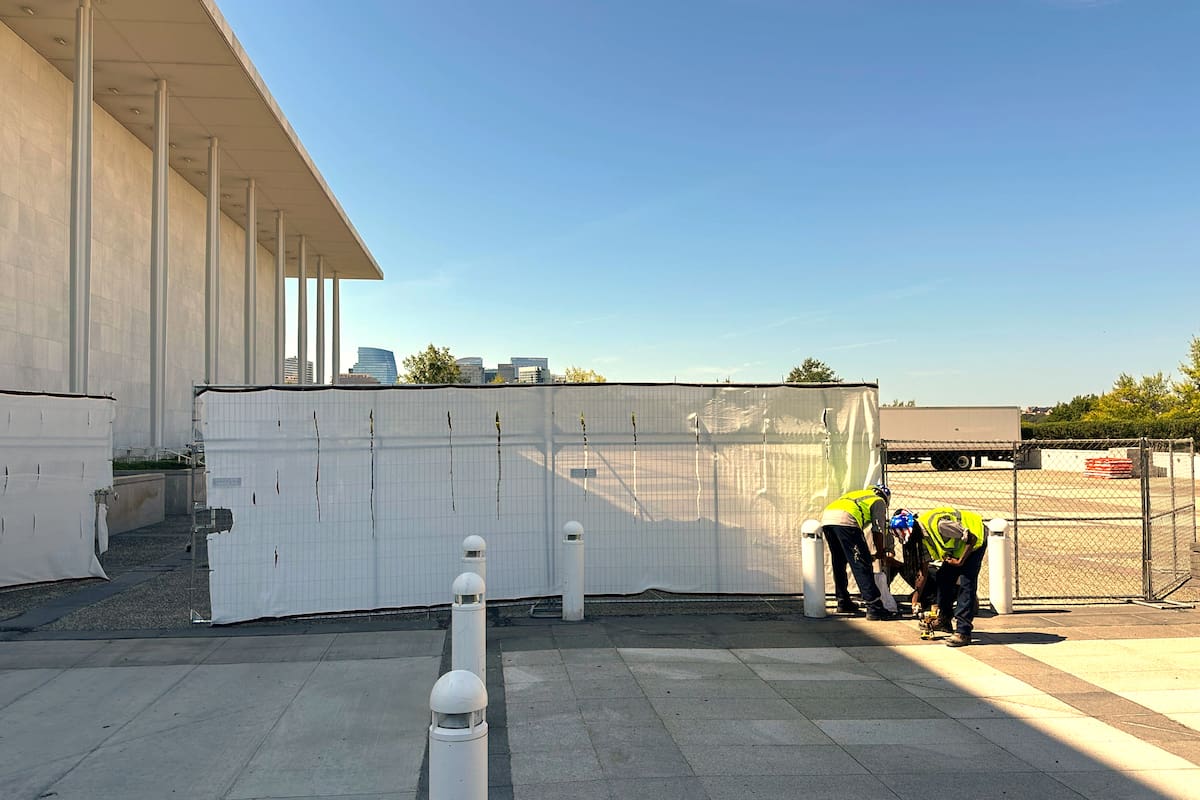 Vallas colocadas en el exterior del Centro John F. Kennedy para las Artes Escénicas el miércoles 16