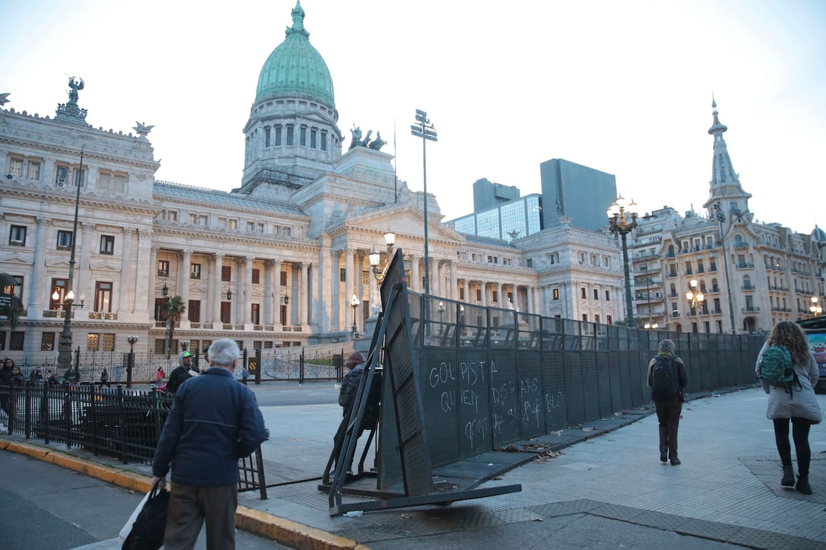 Vallas frente al Congreso previo al tratamiento de la Ley Bases