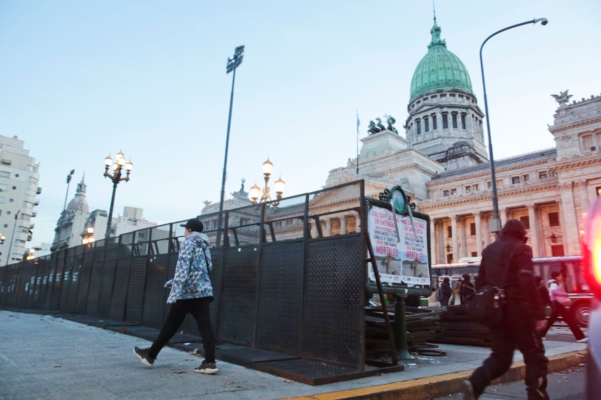 Vallas frente al Congreso previo al tratamiento de la Ley Bases